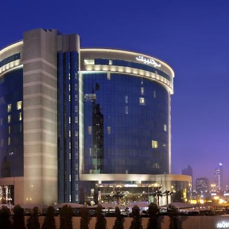 โรงแรมโมเวนพิค อัล โคบาร์ อัลโคห์บาร์ ภายนอก รูปภาพ The hotel at night