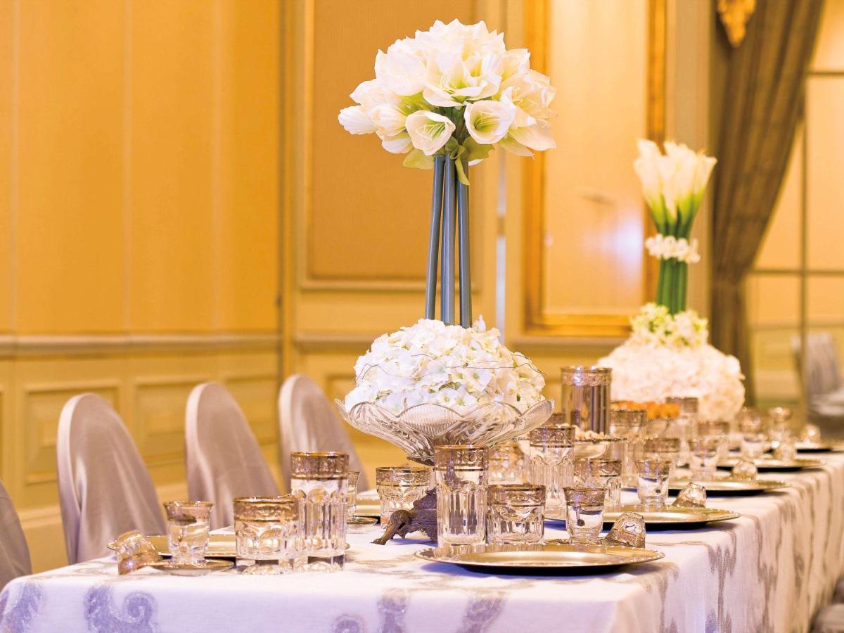 โรงแรมโมเวนพิค อัล โคบาร์ อัลโคห์บาร์ ภายนอก รูปภาพ A table set for a formal dinner