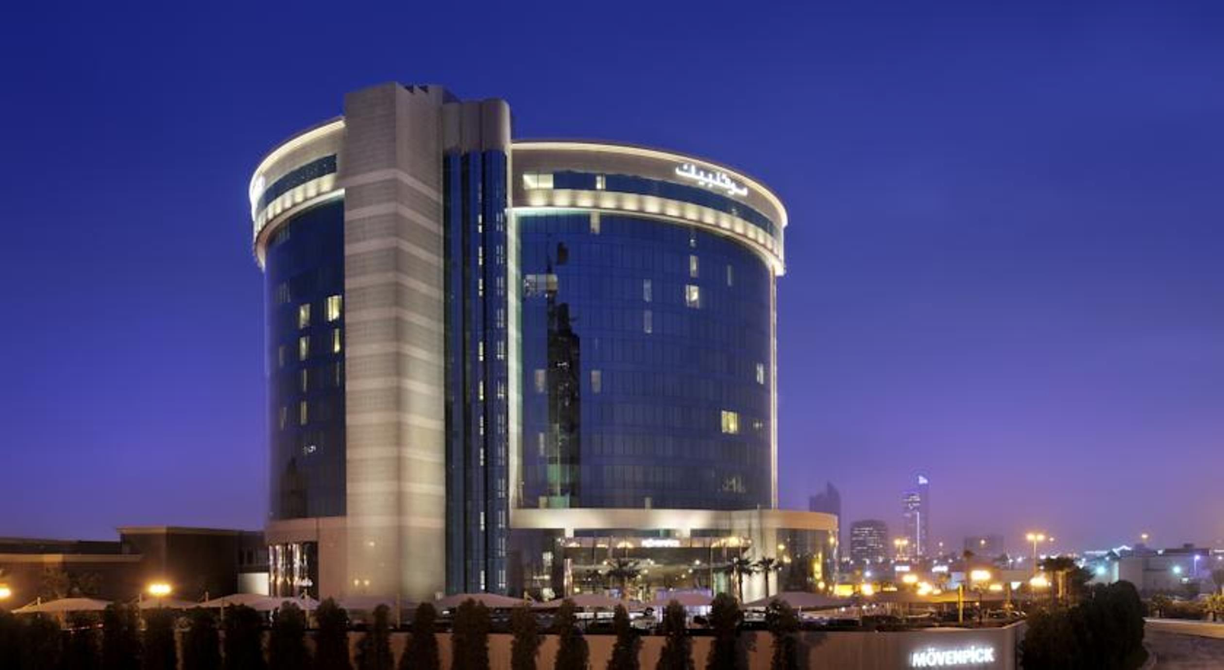 โรงแรมโมเวนพิค อัล โคบาร์ อัลโคห์บาร์ ภายนอก รูปภาพ The hotel at night