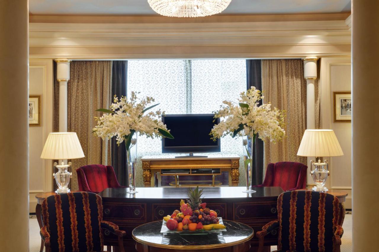 โรงแรมโมเวนพิค อัล โคบาร์ อัลโคห์บาร์ ภายนอก รูปภาพ A living room at the Mandarin Oriental, Bangkok