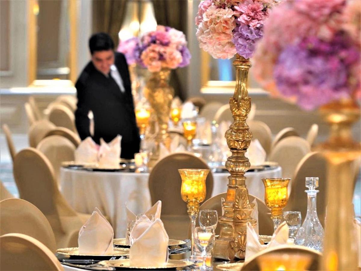 โรงแรมโมเวนพิค อัล โคบาร์ อัลโคห์บาร์ ภายนอก รูปภาพ A restaurant in a hotel