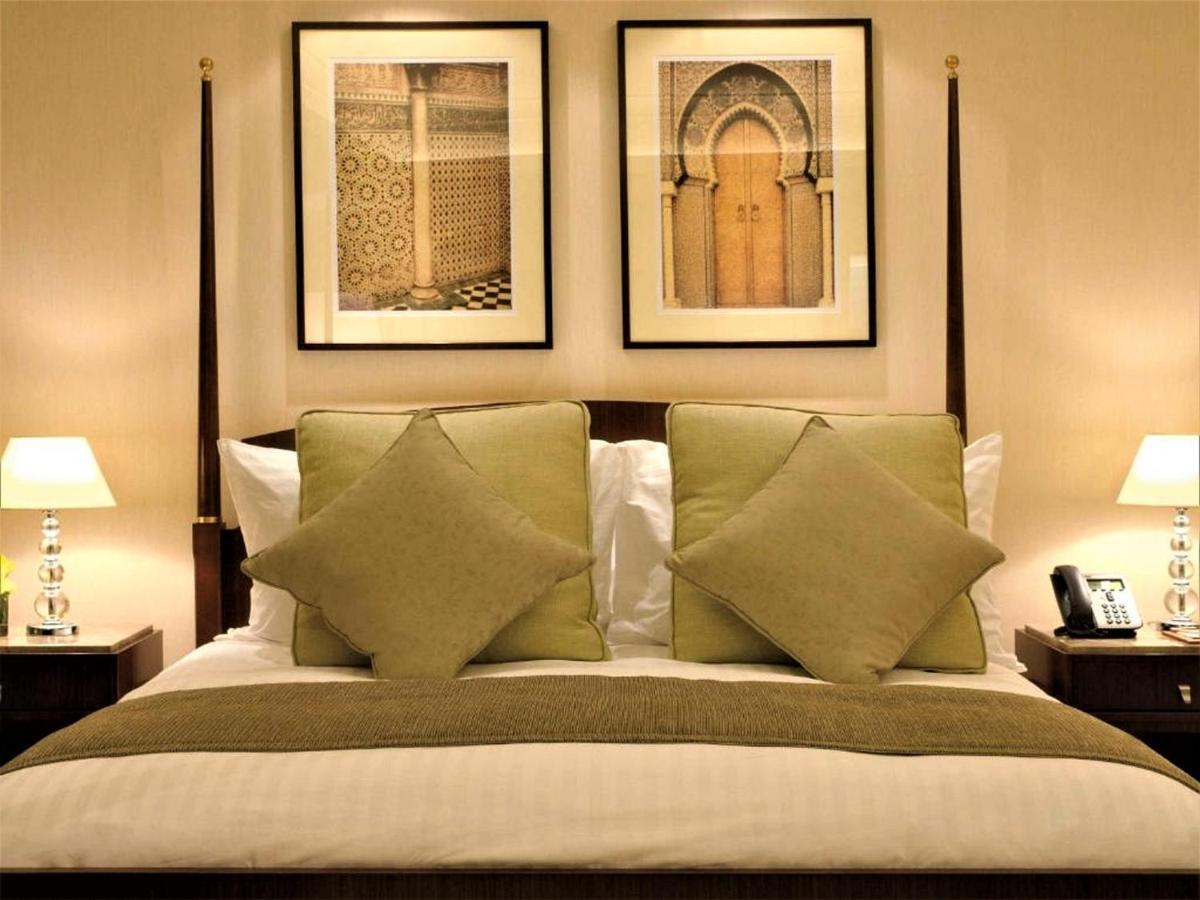 โรงแรมโมเวนพิค อัล โคบาร์ อัลโคห์บาร์ ภายนอก รูปภาพ A bedroom at the Taj Mahal Palace