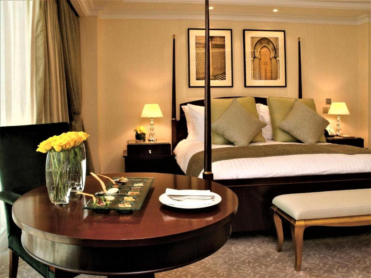 โรงแรมโมเวนพิค อัล โคบาร์ อัลโคห์บาร์ ภายนอก รูปภาพ A bedroom at the Taj Mahal Palace