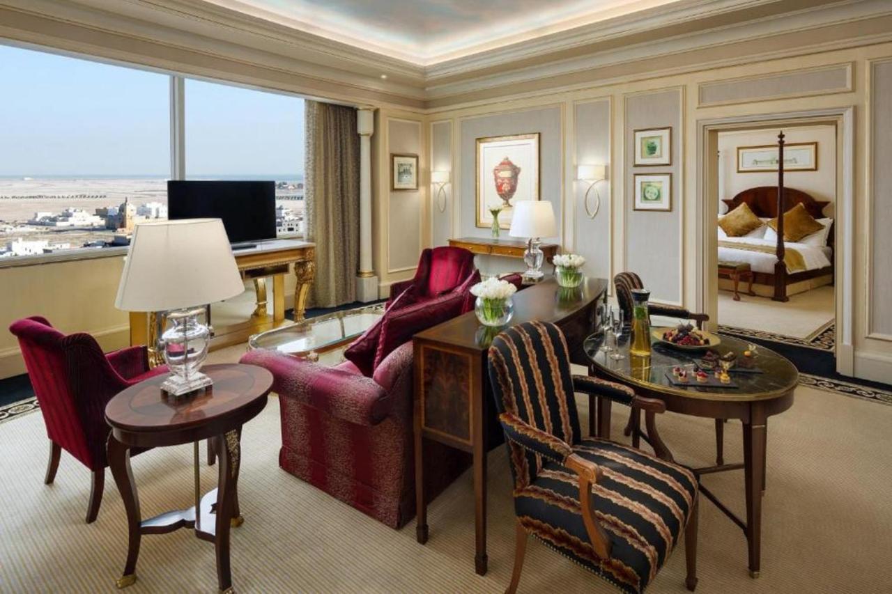 โรงแรมโมเวนพิค อัล โคบาร์ อัลโคห์บาร์ ภายนอก รูปภาพ A suite at the Four Seasons Hotel, London
