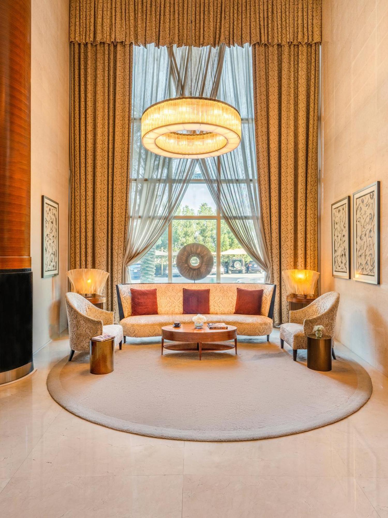 โรงแรมโมเวนพิค อัล โคบาร์ อัลโคห์บาร์ ภายนอก รูปภาพ The lobby of the hotel