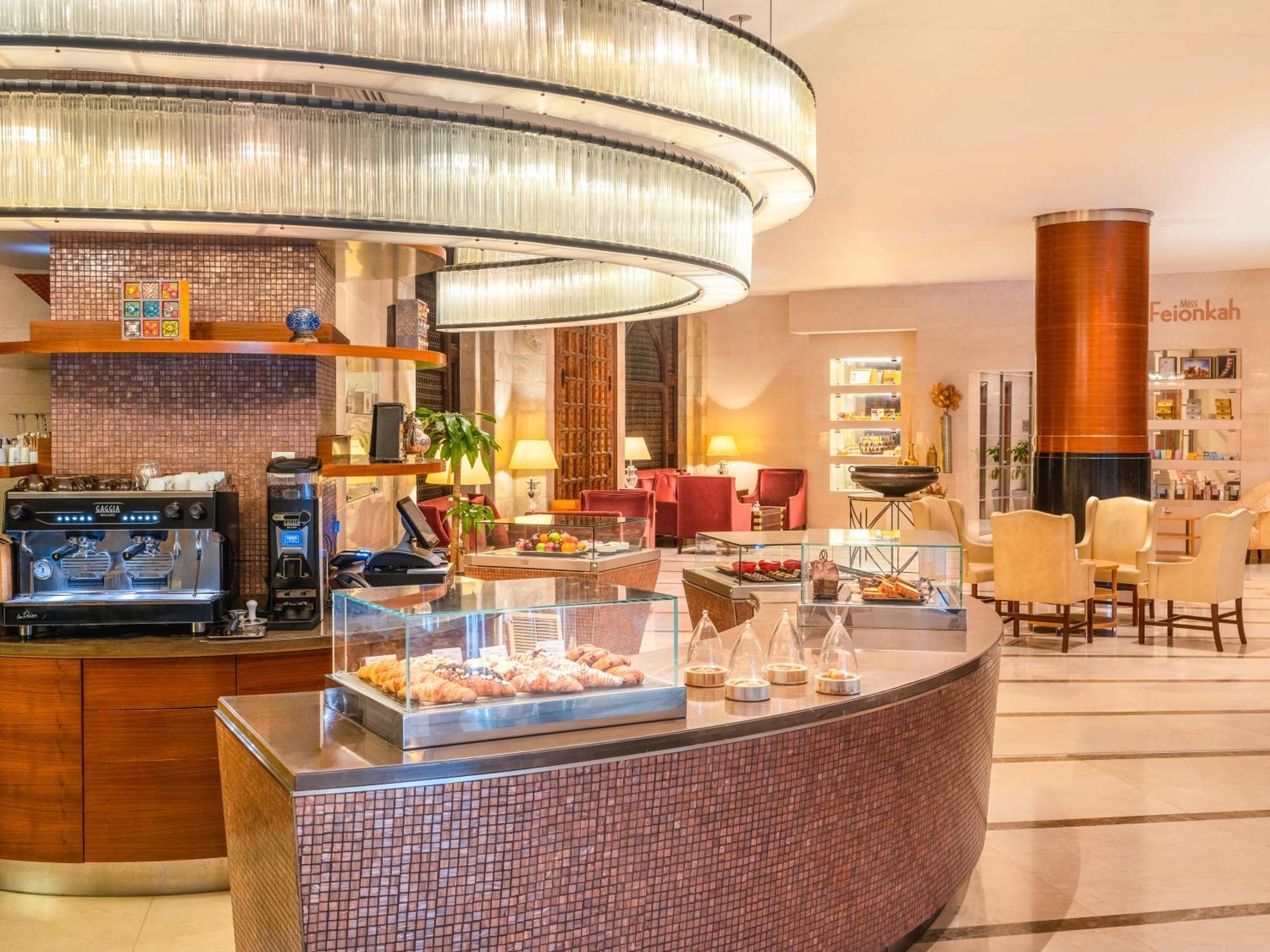 โรงแรมโมเวนพิค อัล โคบาร์ อัลโคห์บาร์ ภายนอก รูปภาพ The lobby lounge