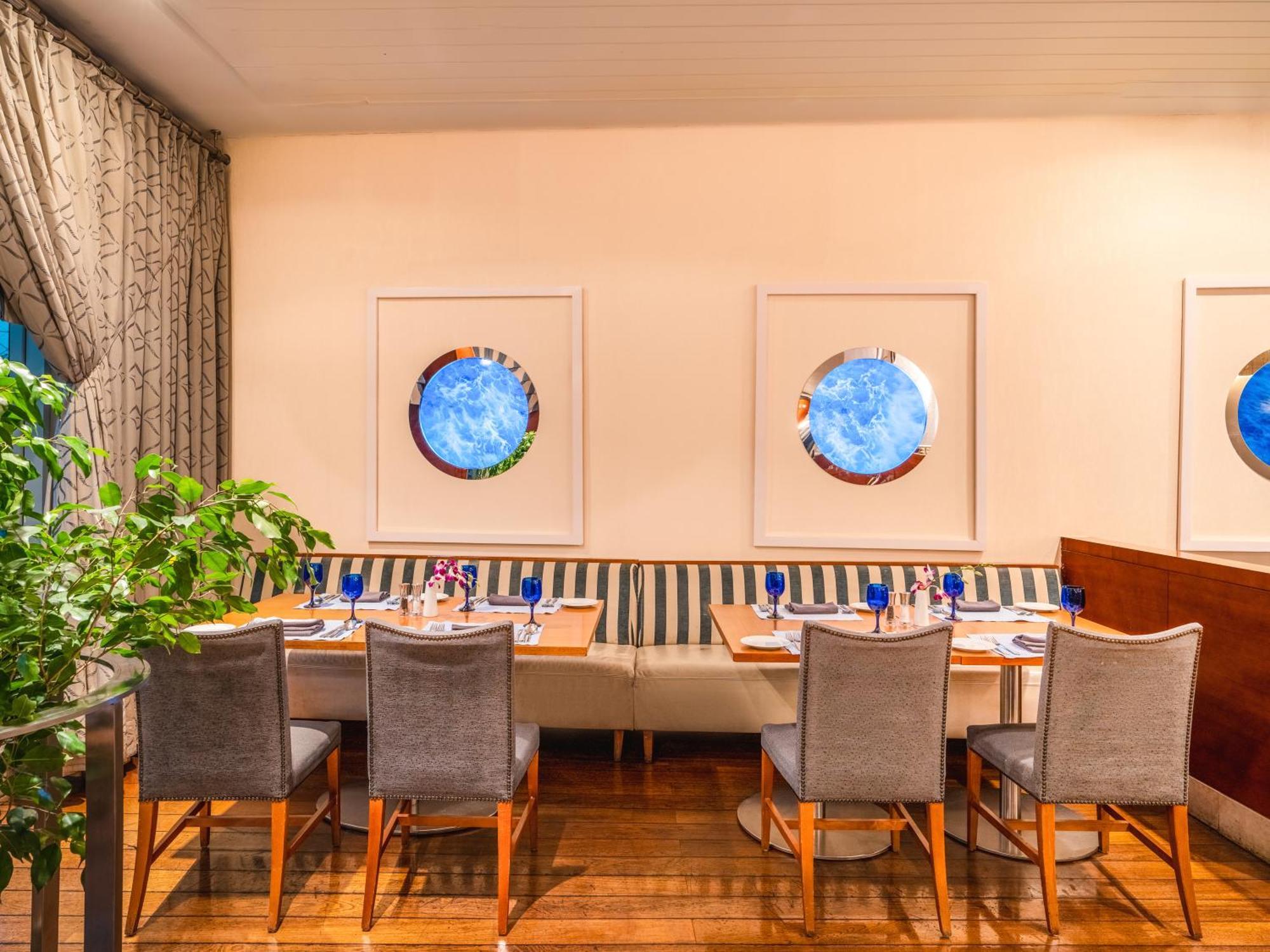 โรงแรมโมเวนพิค อัล โคบาร์ อัลโคห์บาร์ ภายนอก รูปภาพ The interior of the restaurant