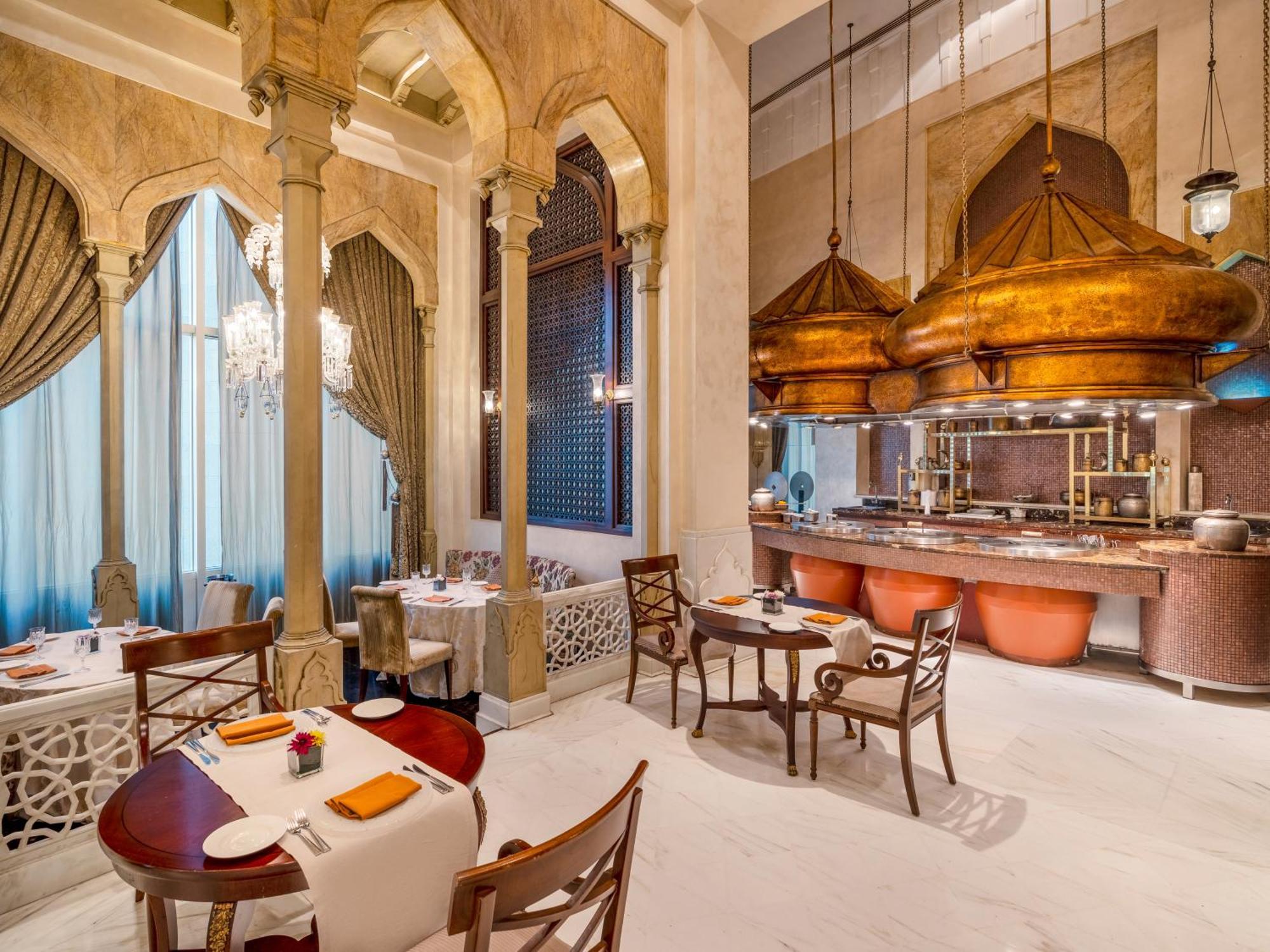 โรงแรมโมเวนพิค อัล โคบาร์ อัลโคห์บาร์ ภายนอก รูปภาพ The restaurant