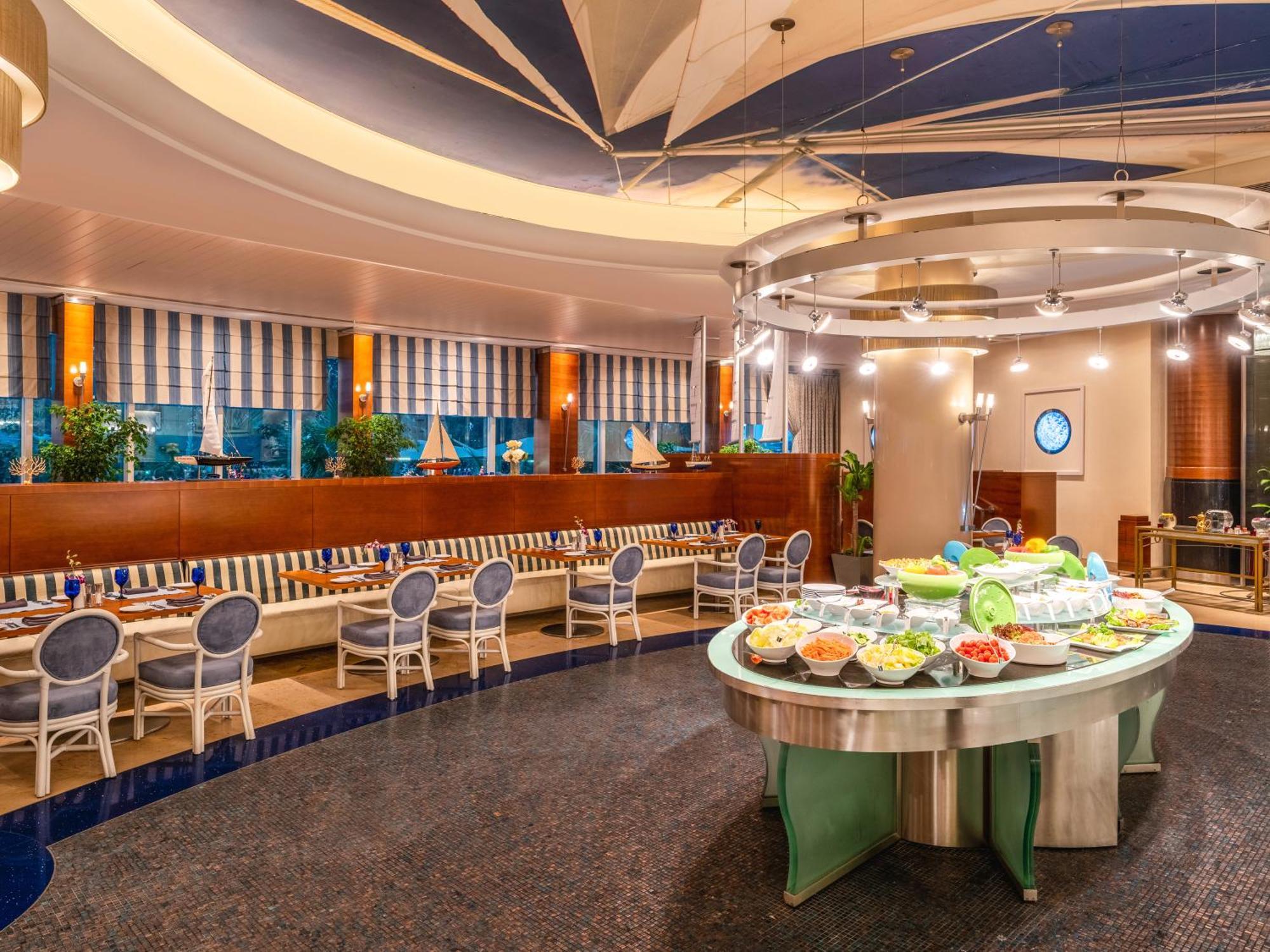 โรงแรมโมเวนพิค อัล โคบาร์ อัลโคห์บาร์ ภายนอก รูปภาพ The restaurant