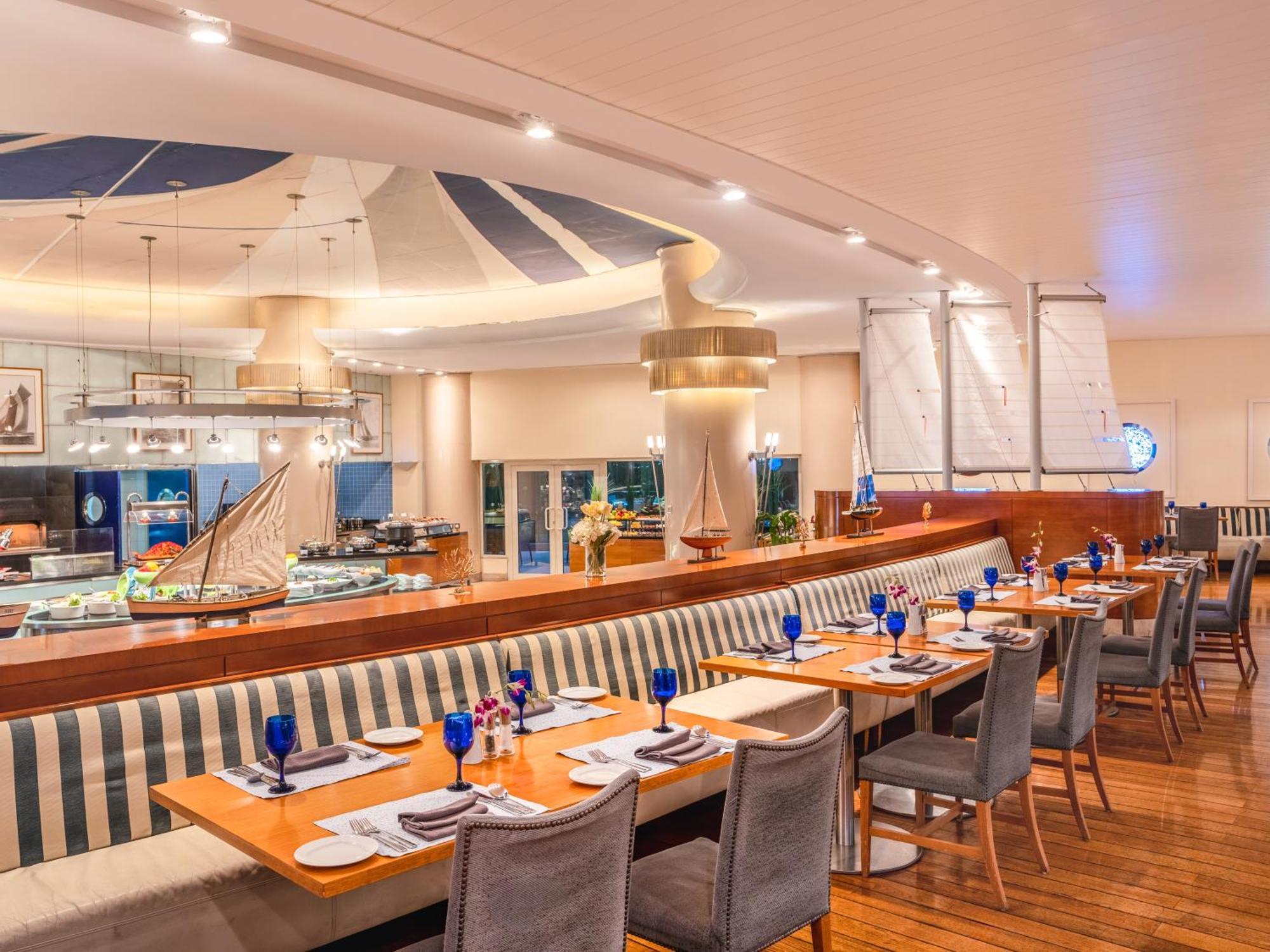 โรงแรมโมเวนพิค อัล โคบาร์ อัลโคห์บาร์ ภายนอก รูปภาพ The Deck Restaurant