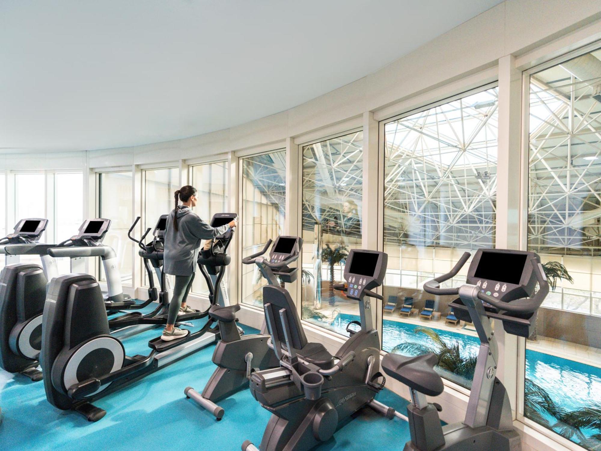 โรงแรมโมเวนพิค อัล โคบาร์ อัลโคห์บาร์ ภายนอก รูปภาพ The gym at the hotel
