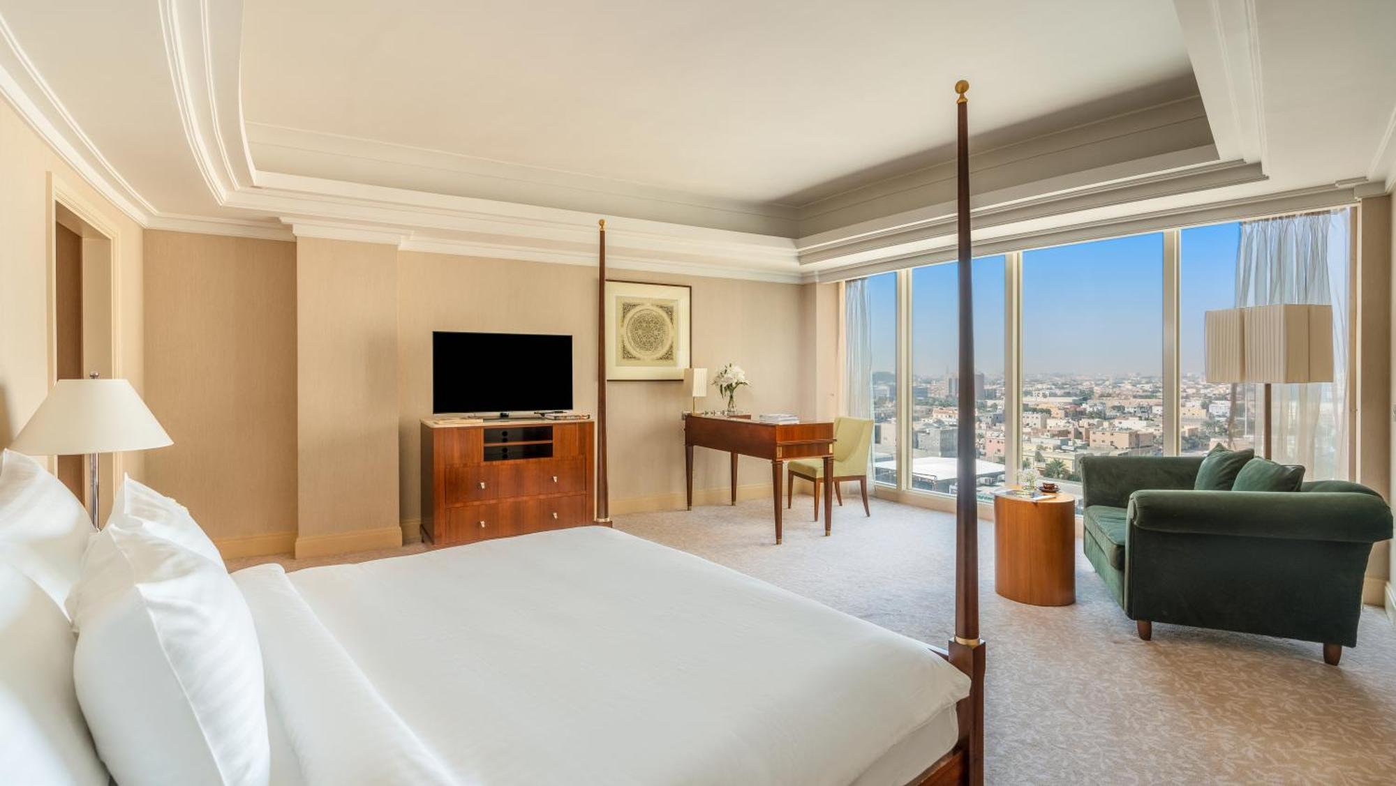 โรงแรมโมเวนพิค อัล โคบาร์ อัลโคห์บาร์ ภายนอก รูปภาพ A bedroom at the Four Seasons Hotel