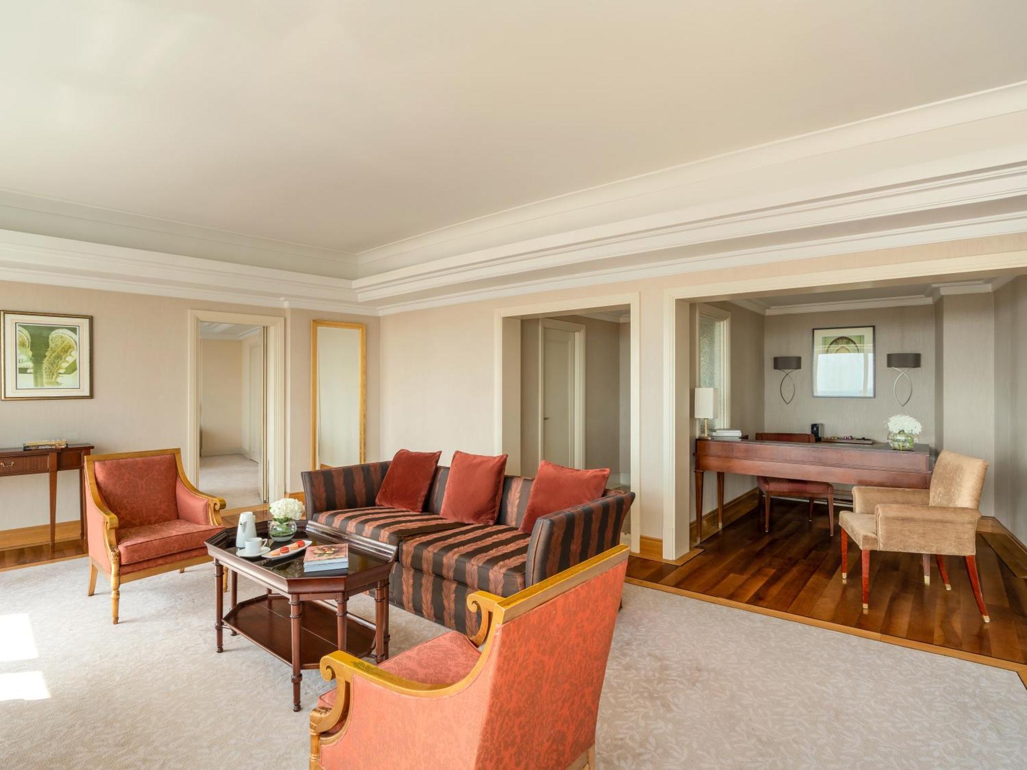 โรงแรมโมเวนพิค อัล โคบาร์ อัลโคห์บาร์ ภายนอก รูปภาพ A suite at the InterContinental