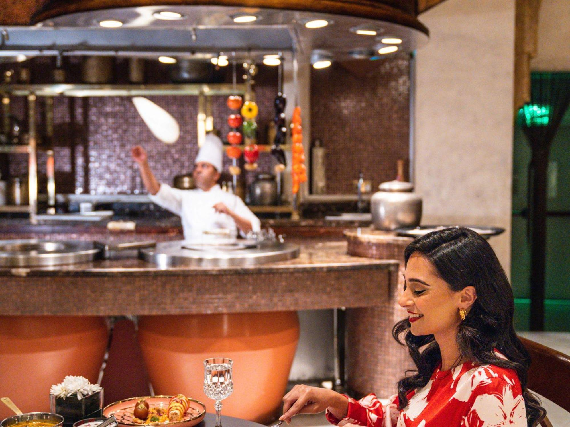 โรงแรมโมเวนพิค อัล โคบาร์ อัลโคห์บาร์ ภายนอก รูปภาพ A woman dining at a restaurant